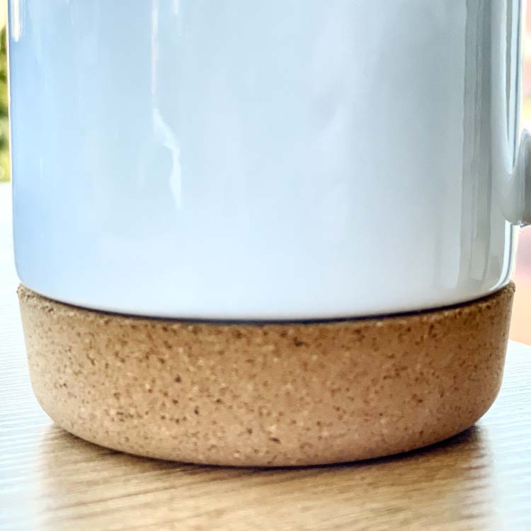 kubek z korkową podstawką, zbliżenie