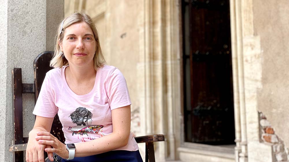 Ewelina w koszulce z nadrukiem