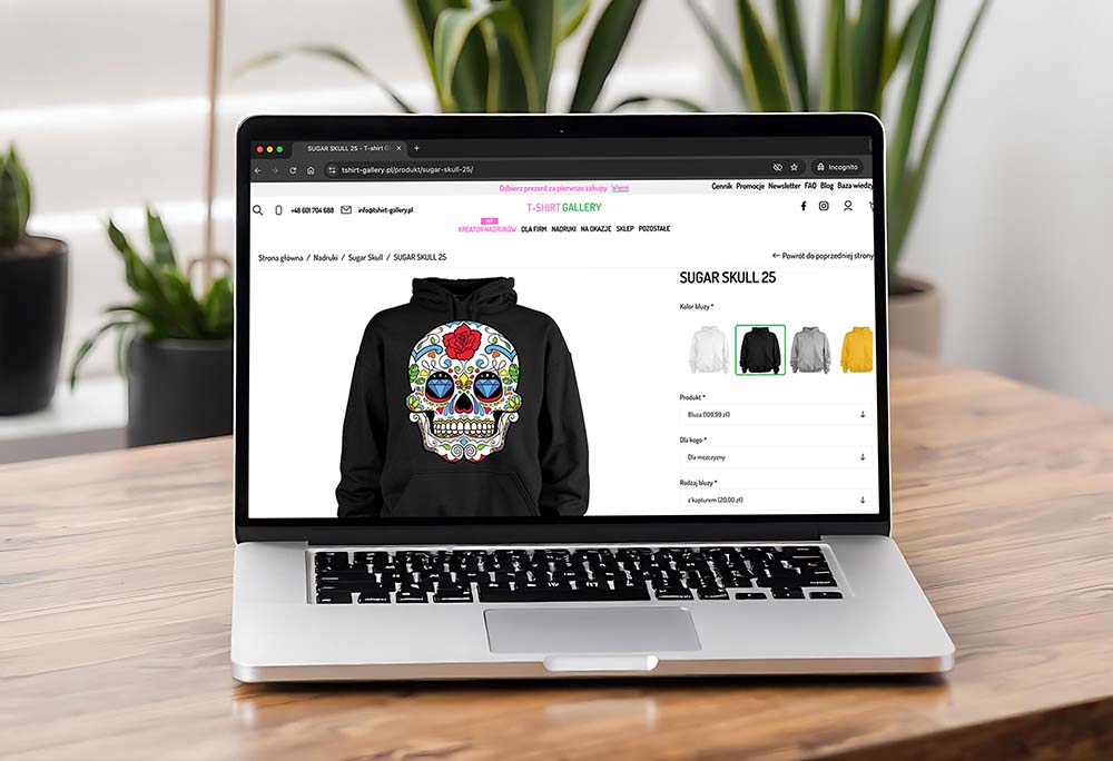 laptop z widokiem konfiguratora nadruków