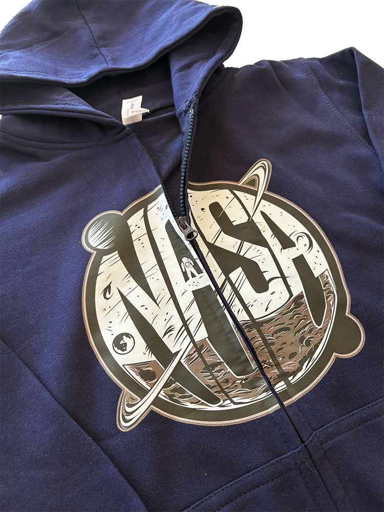 dziecięca rozpinana bluza z kapturem z własnym nadrukiem, nadruk na przodzie bluzy rozdzielony niezauważalnie zamkiem