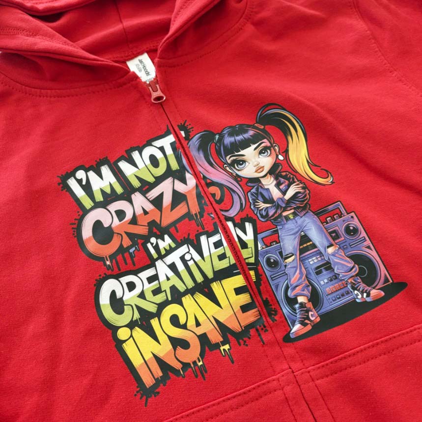 dziecięca rozpinana bluza z kapturem z własnym nadrukiem, zbliżenie na nadruk łączący się na zamku