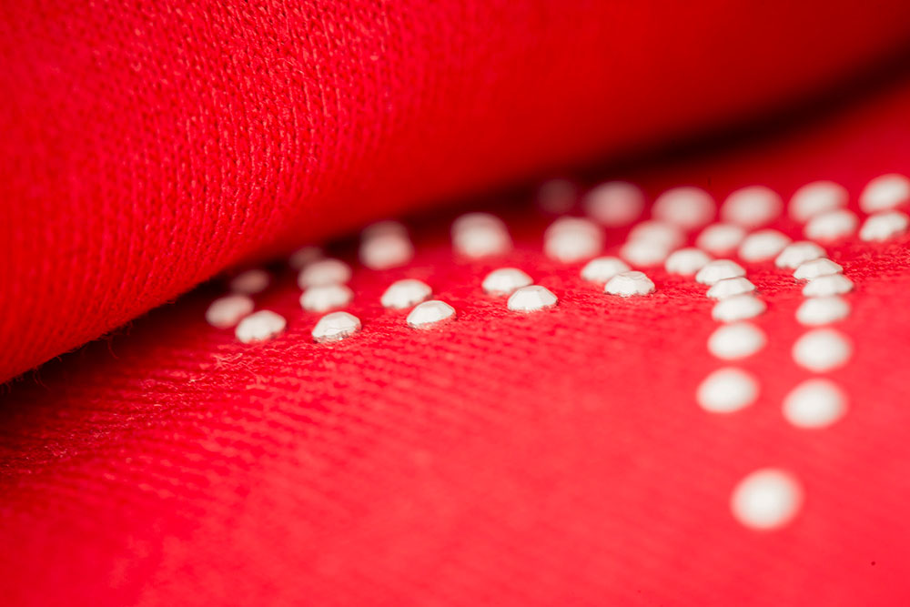 błyszczące detale na odzieży