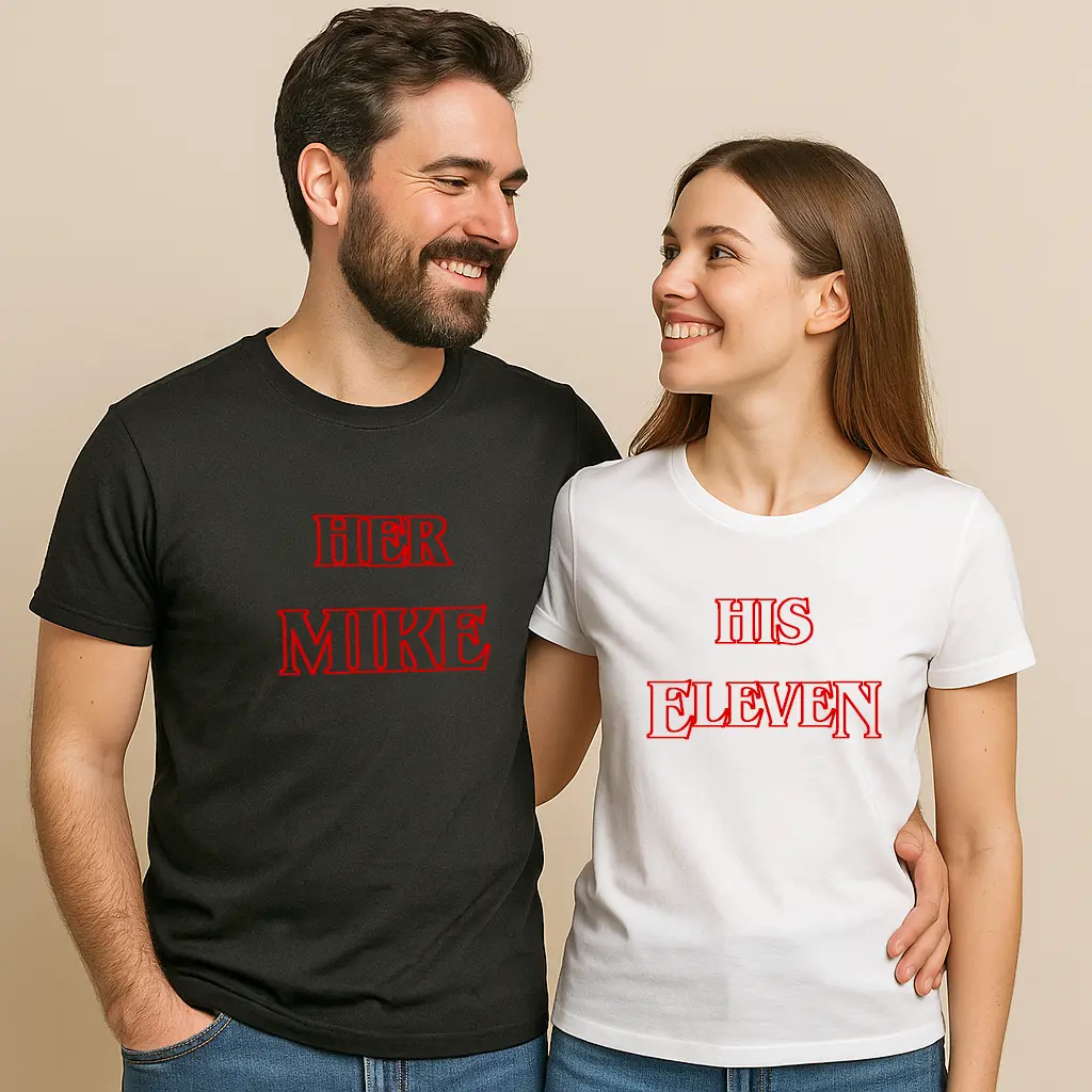 Para w koszulkach dla par inspirowanych serialem Stringer Things: on w czarnej z napisem „His Mike”, ona w białej z „Her Eleven”, ujęcie studyjne