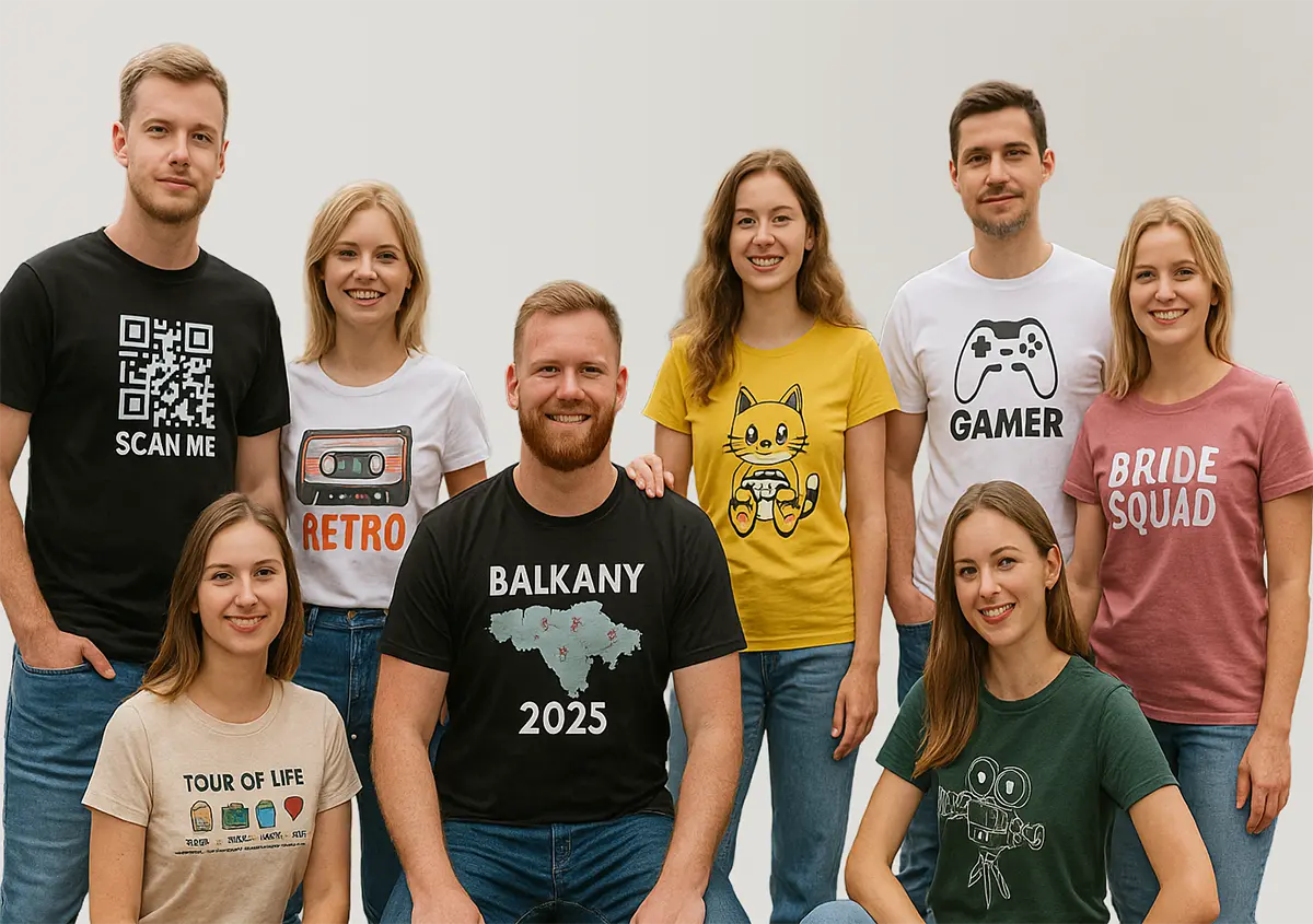Grupa młodych dorosłych na neutralnym tle studyjnym w koszulkach z własnym nadrukiem: cytat, retro VHS, mapa „Bałkany 2025”, Bride Squad, QR, sport i „Tour of Life”