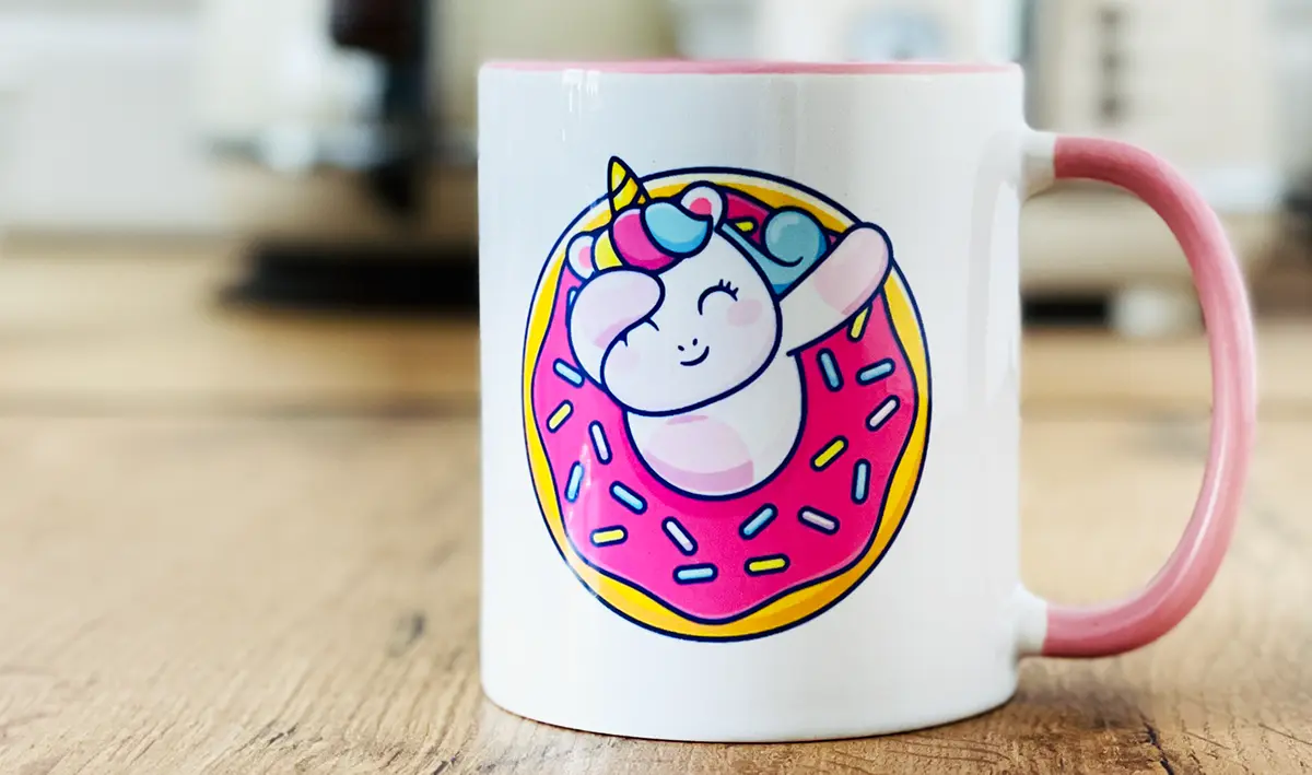 biały kubek 330 ml z różowym uchem i wnętrzem, nadruk na kubku z pączkiem i jednorożcem