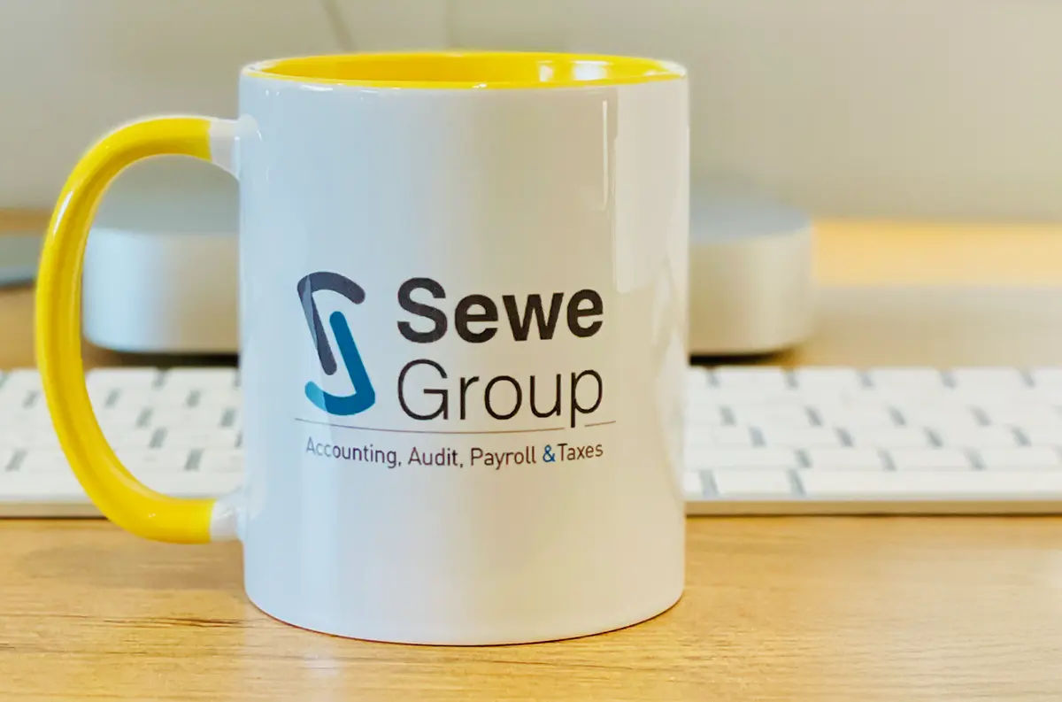 kubek firmowy z logo, żółte ucho i wnętrze