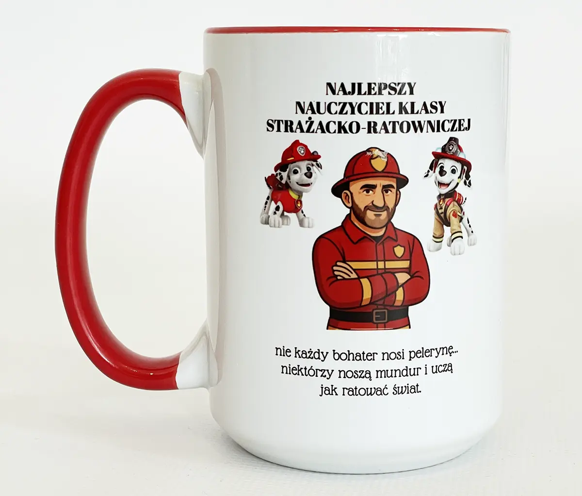 Kubek XXL o pojemności 450 ml z czerwonym uchem i wnętrzem, nadruk strażaka wraz z dedykacją