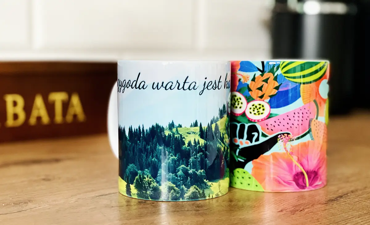 2 stojące obok siebie kubki z nadrukiem fullprint