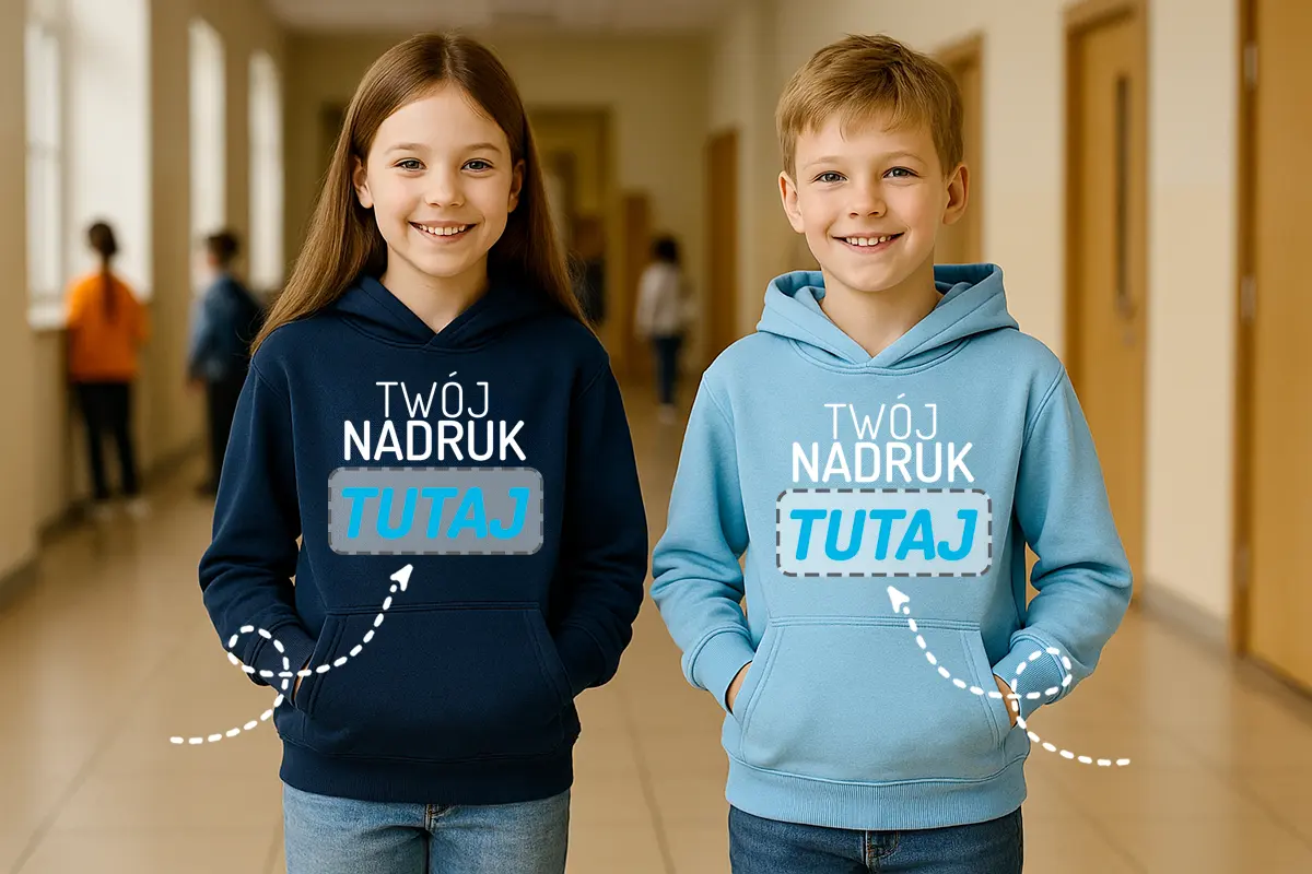 Dziewczynka i chłopiec w szkolnym korytarzu w bluzach dziecięcych z własnym nadrukiem „TWÓJ NADRUK”