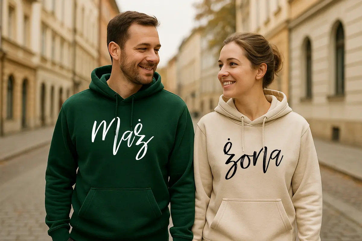 Para małżeńska w bluzach Mąż i Żona podczas miejskiego spaceru