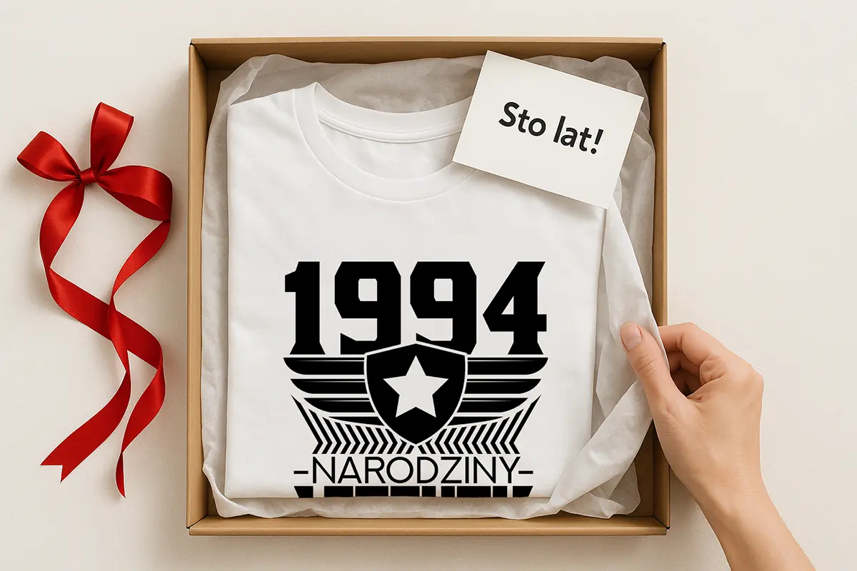 koszulka personalizowana z nadrukiem na urodziny w ozdobnym opakowaniu.