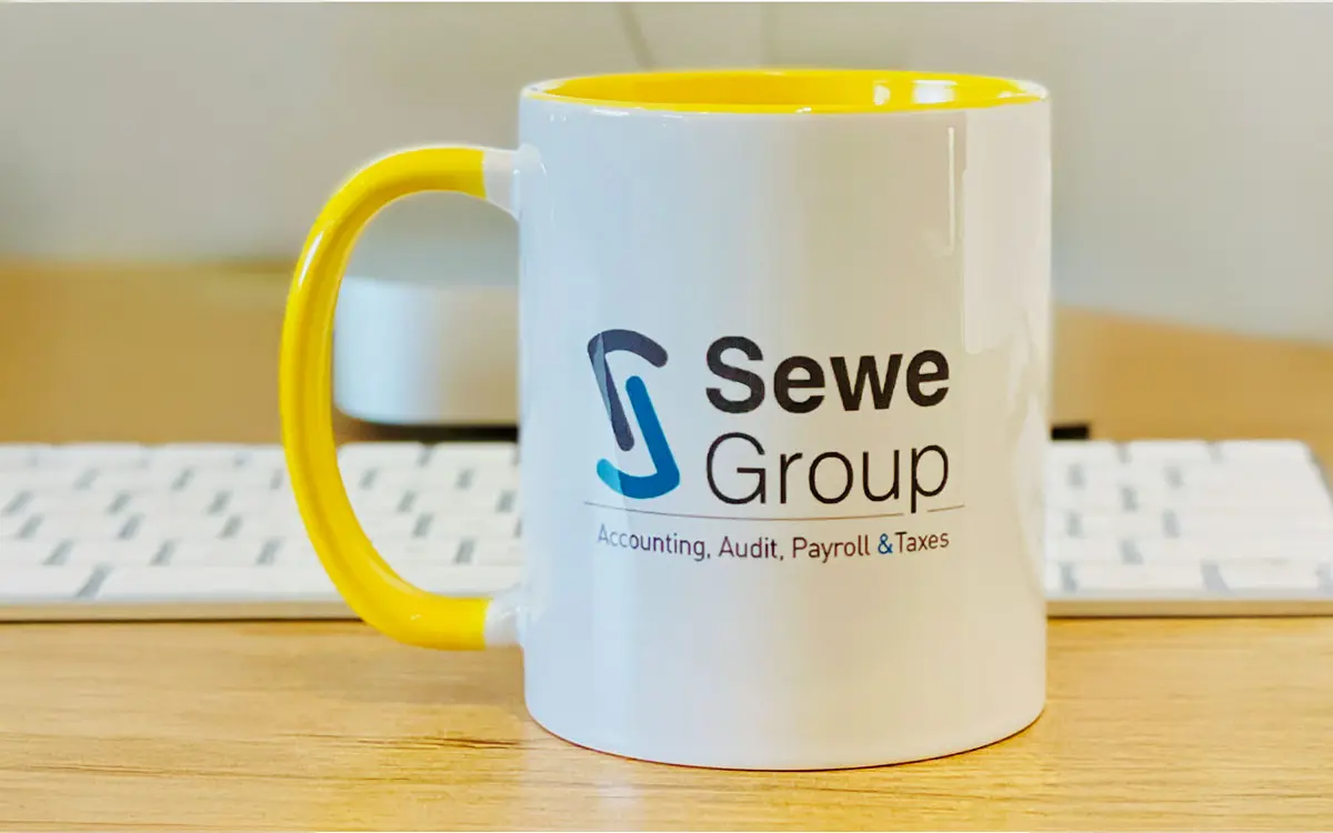 Kubek firmowy z logo i żółtym uchem oraz wnętrzem