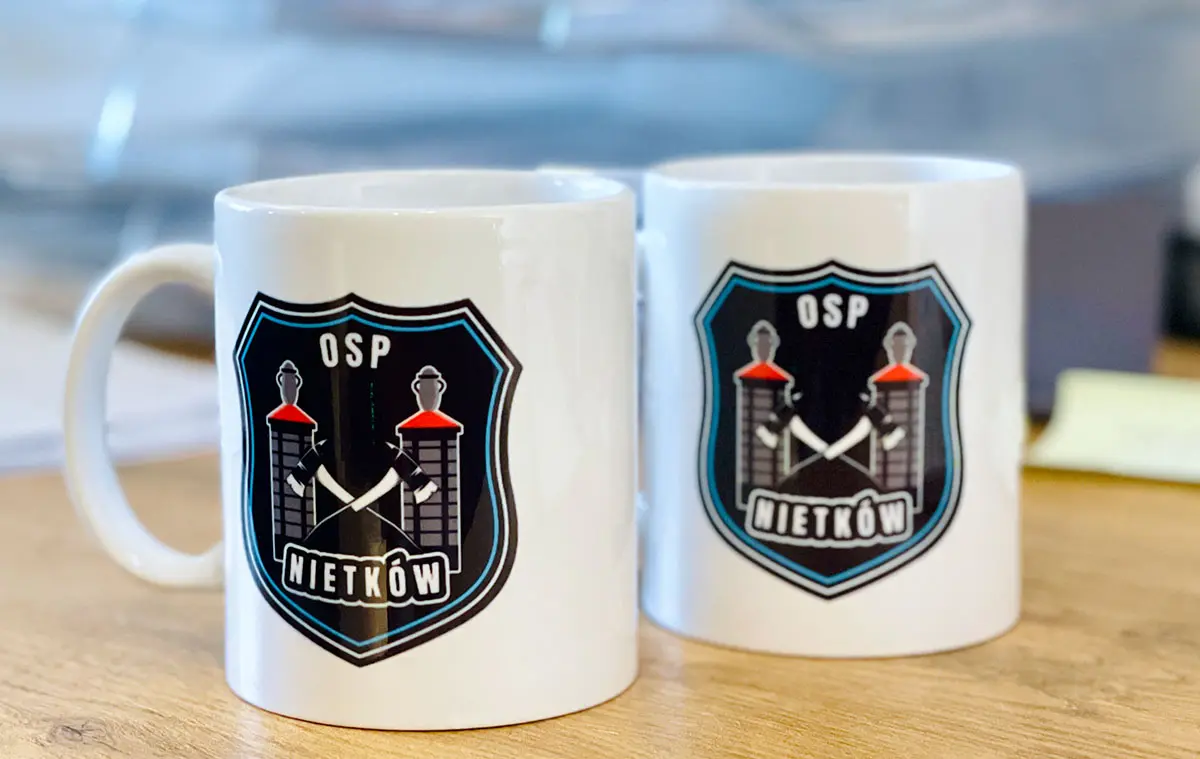 2 białe klasyczne kubki z logo OSP Mietków