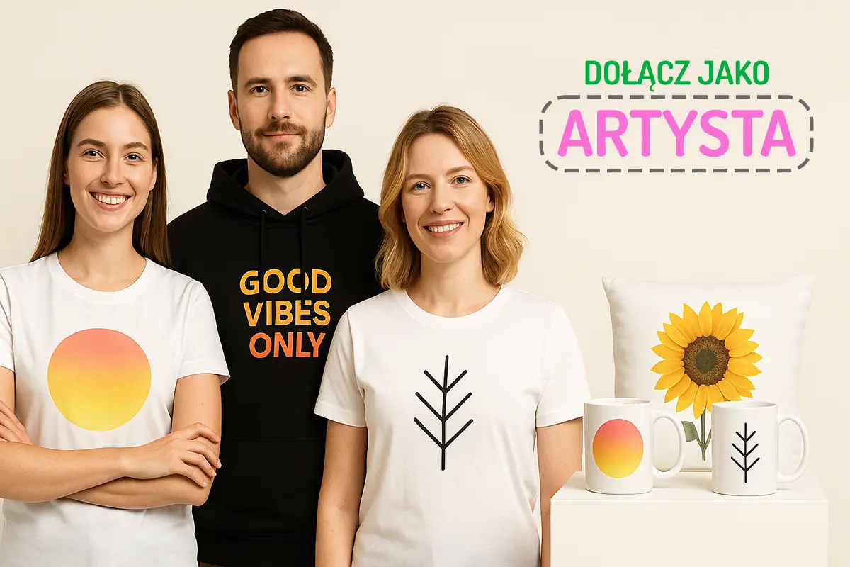 Trójka artystów w koszulkach i bluzie z własnymi nadrukami; obok dwa kubki i poduszka z grafiką słonecznika