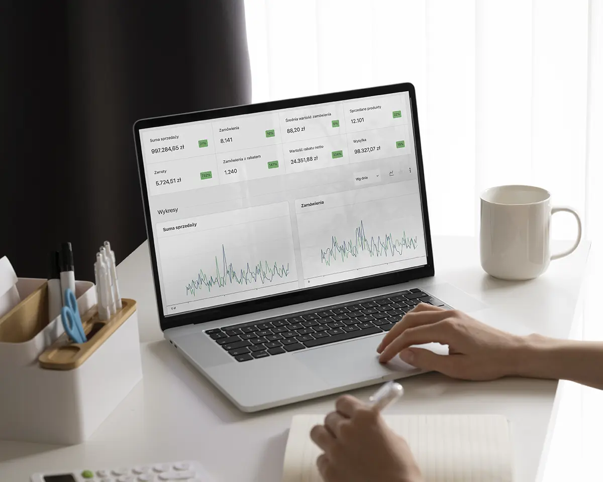 laptop w wynikami finansowymi i wykresami