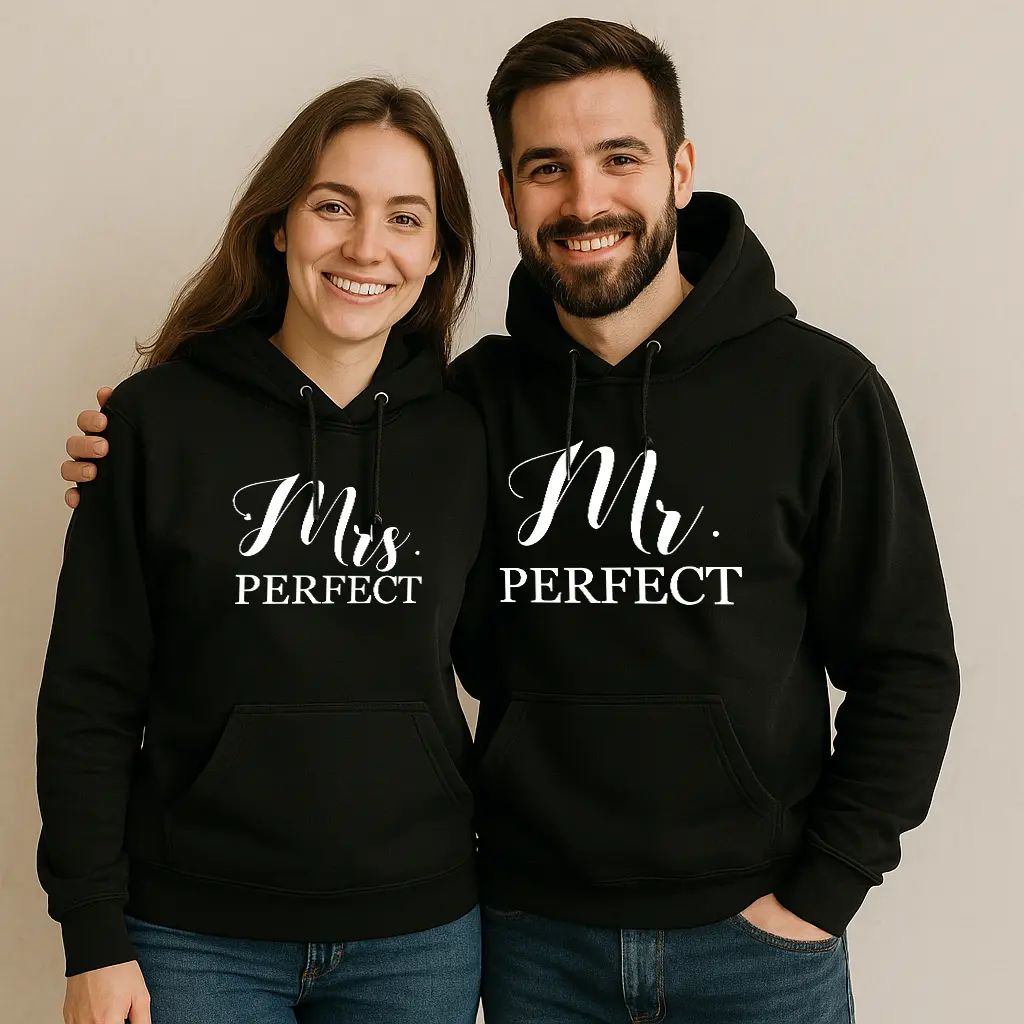 Para w czarnych bluzach z kapturem z nadrukiem MRS PERFECT i MR PERFECT — matching bluzy dla par na Walentynki