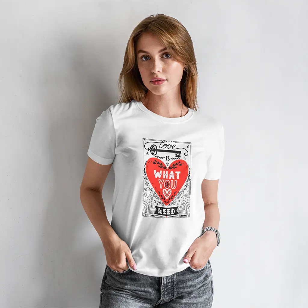 młoda kobieta w białej koszulce z walentynkowym, miłosnym nadrukiem, studyjne tło