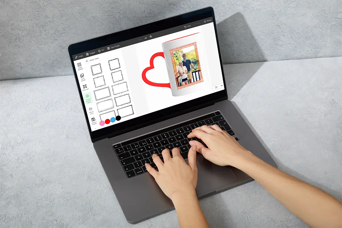 kreator nadruków - projektowanie kubka na laptopie