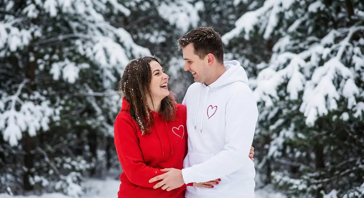 para w walentynkowych bluzach z kapturem z sercem na piersi, zimowa sceneria
