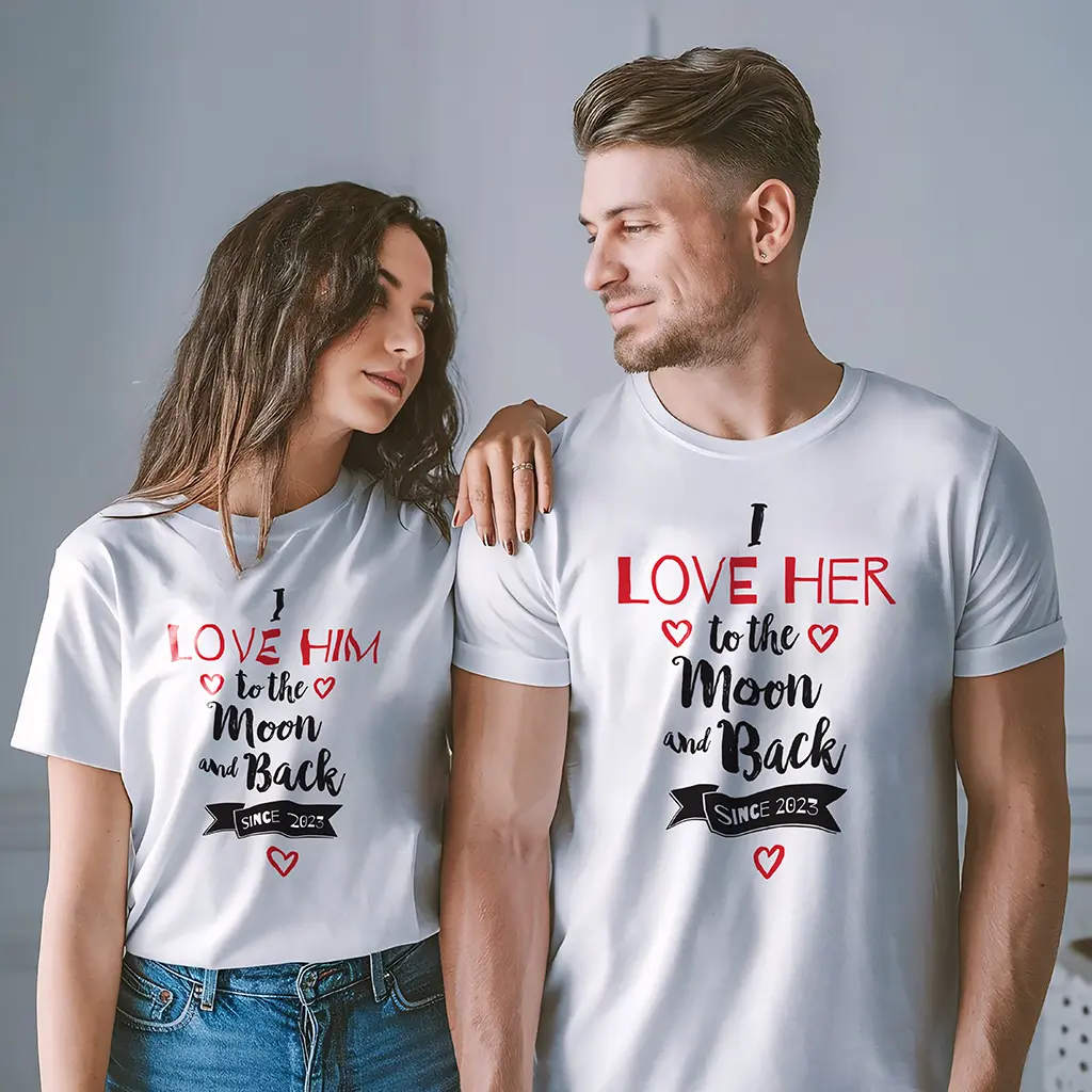 para w personalizowanych koszulkach z napisami I LOVE HIM/HER TO THE MOON AND BACK oraz rokiem poznania