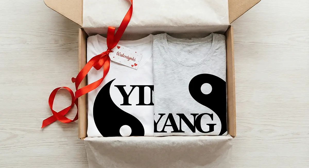 koszulki dla par, prezent na walentynki w ozdobnym kartonie z czerwoną wstążką