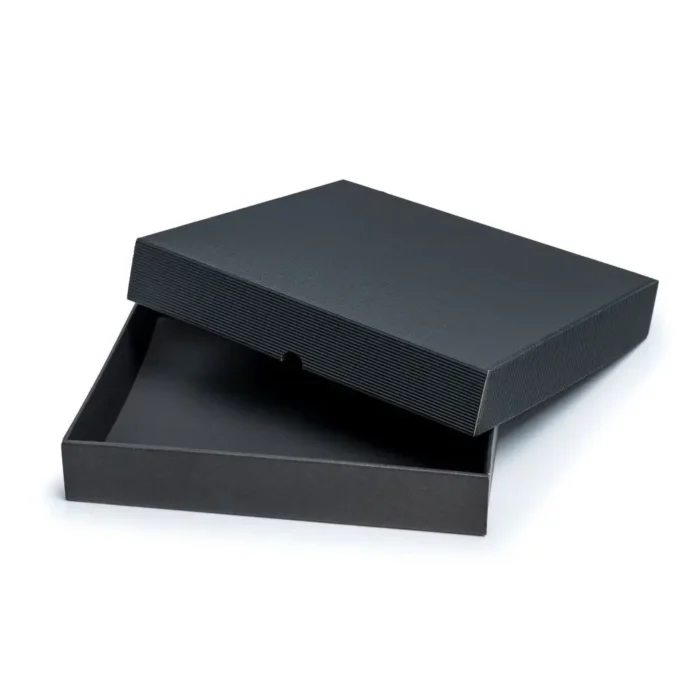 Czarne karbowane pudełko prezentowe na koszulkę lub bluzę