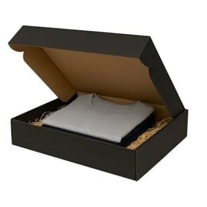 czarne, fasonowe pudełko prezentowe na koszulkę lub bluzę