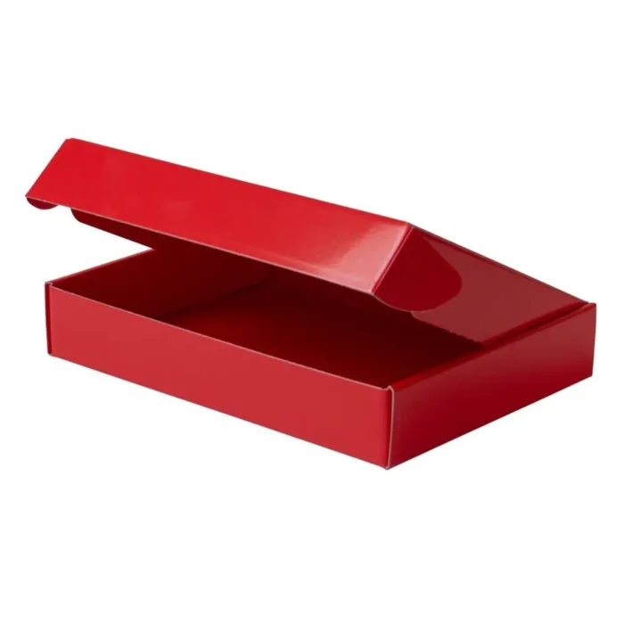 Czerwone lakierowane pudełko prezentowe na koszulkę