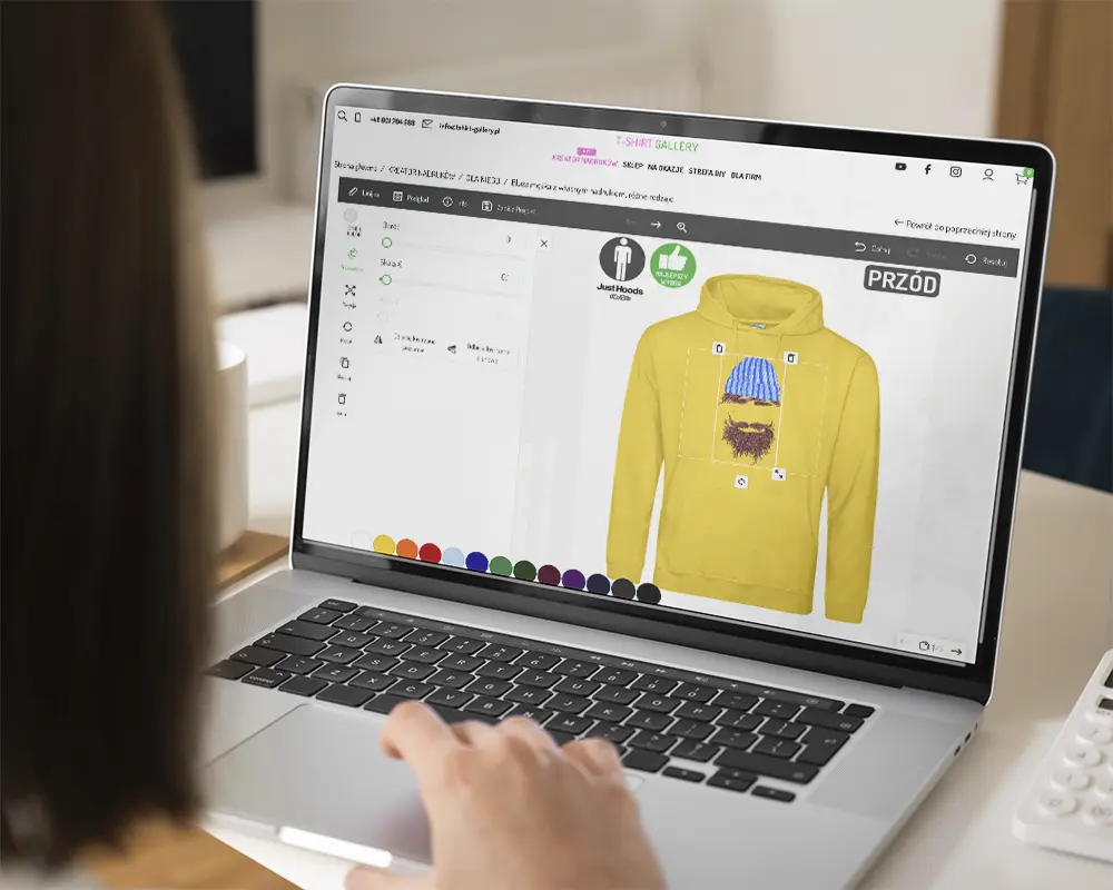 kreator nadruków na bluzach uruchomiony na laptopie, dodawanie i dopasowanie obrazka
