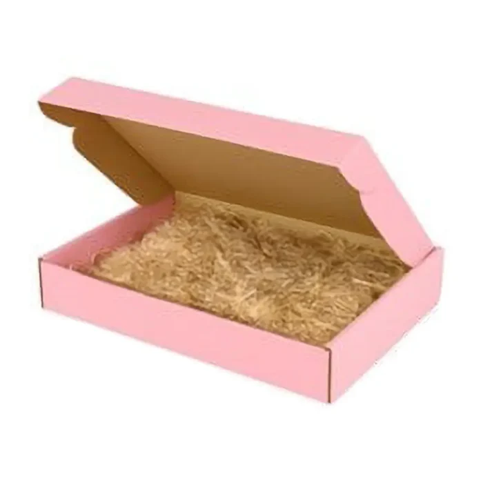 Różowe pudełko fasonowe na koszulkę lub bluzę