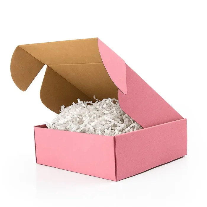 Różowe pudełko fasonowe na koszulkę