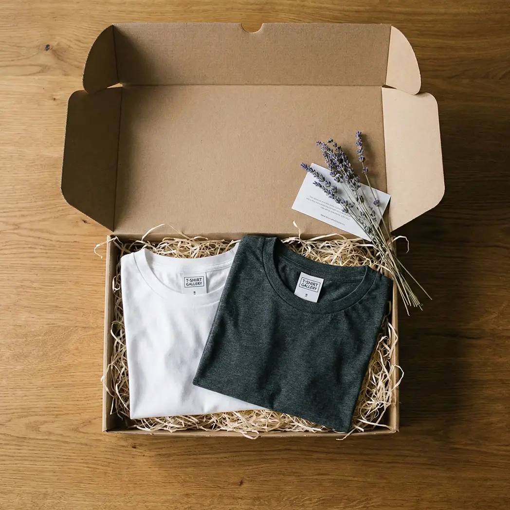 koszulki dla par w opakowaniu prezentowym z ozdobnym siankiem