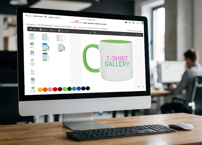 Widok ekranu z kreatorem online podczas projektowania logo na firmowym kubku.